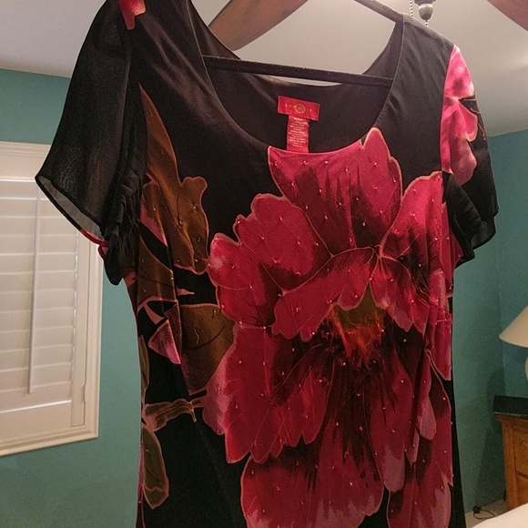 sangria Dresses & Skirts - Stunning Floral Dress